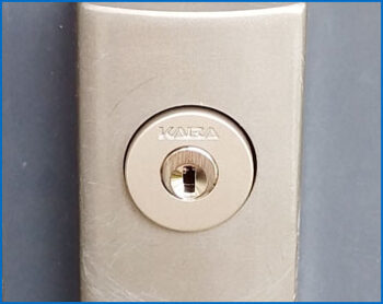 店舗の玄関ドアにSANWA KS-25を取り付けて鍵交換