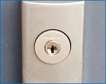 店舗の玄関ドアにSANWA KS-25を取り付けて鍵交換｜加古川市